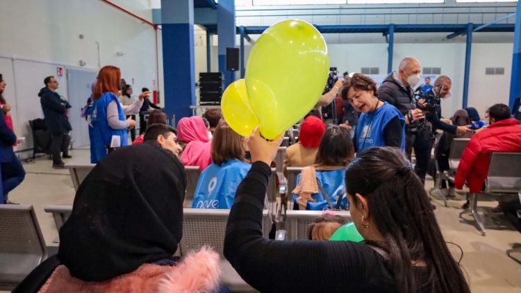 152 người tị nạn Afghanistan được chào đón tại sân bay Fiumicino của Roma ngày 24/11/2022