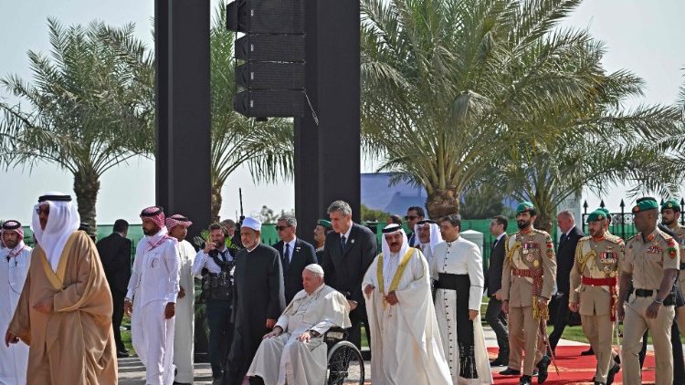 ĐTC tham dự Bế mạc Diễn đàn Bahrain