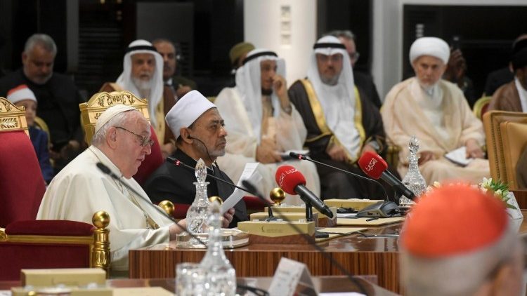 Đức Thánh Cha tham dự buổi bế mạc diễn đàn Bahrain về đối thoại