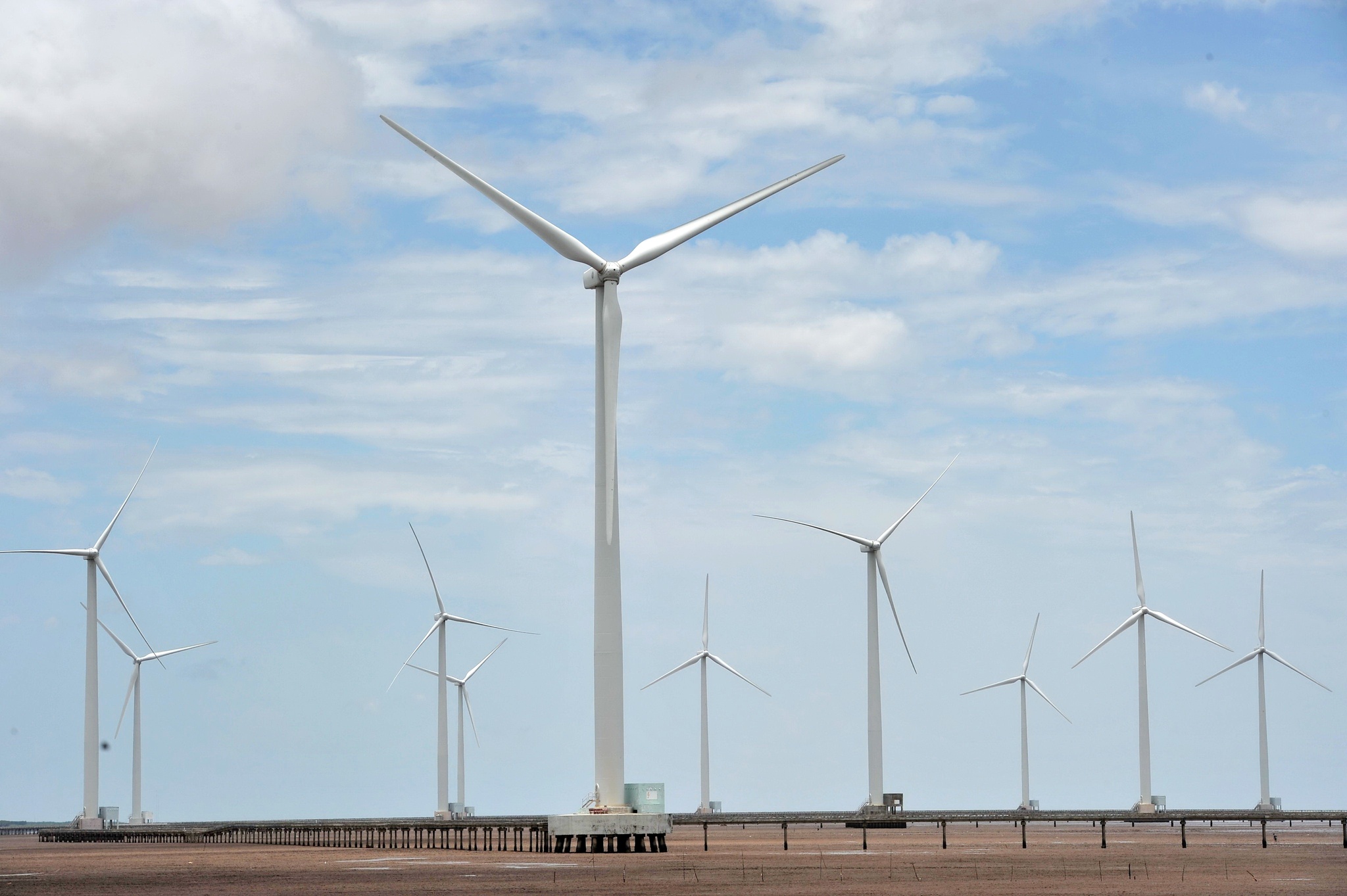EVN đề xuất khung giá cho điện gió, mặt trời: Mức thấp nhất 1.188 đồng/kWh - ảnh 1