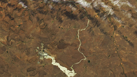 Dòng sông ô nhiễm nặng đến mức nước chuyển vàng có thể nhìn thấy từ không gian - Ảnh 1.
