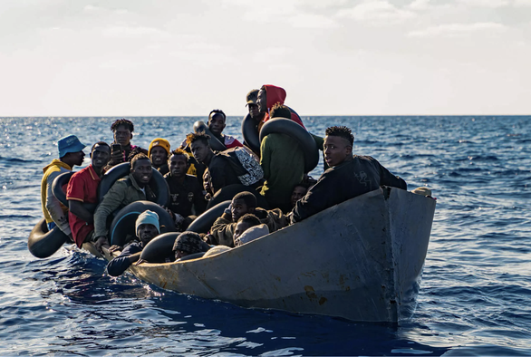 Chính quyền Ý từ chối 4 tàu cứu hộ có hơn 1.000 người di cư - Ảnh 1.