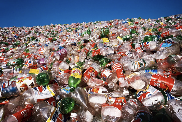 Coca Cola - nhà tài trợ của COP27 - gây ô nhiễm nhựa nhiều nhất trong 5 năm qua - Ảnh 1.