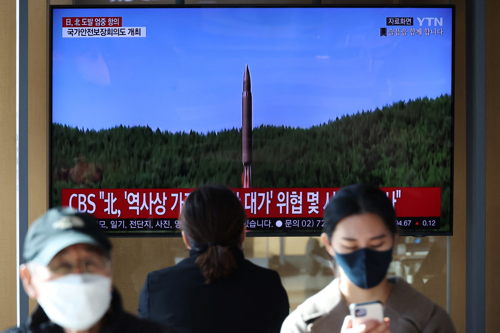 Triều Tiên phóng 3 tên lửa, cư dân Nhật được cảnh báo tìm nơi trú ẩn - ảnh 1