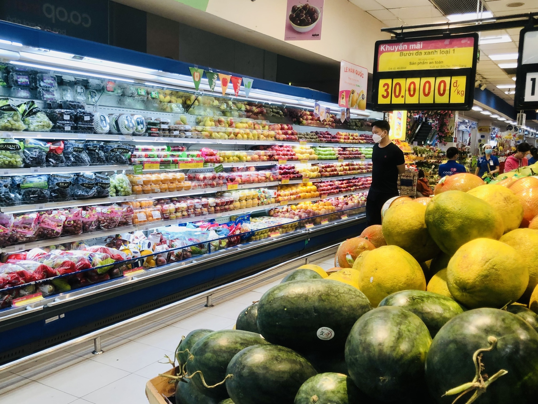 Chợ, siêu thị ngập trái cây ngoại - ảnh 1