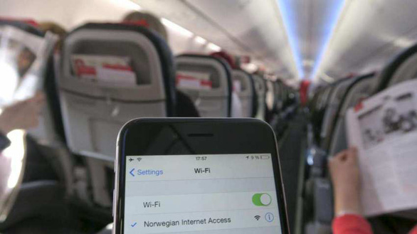 Vì sao châu Âu cho phép điện thoại bật 5G trên máy bay? - Ảnh 1.