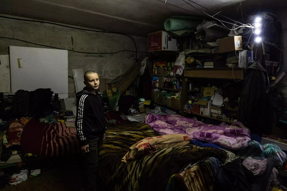 Những đứa trẻ buộc phải trưởng thành ở tiền tuyến Ukraine - Ảnh 2.
