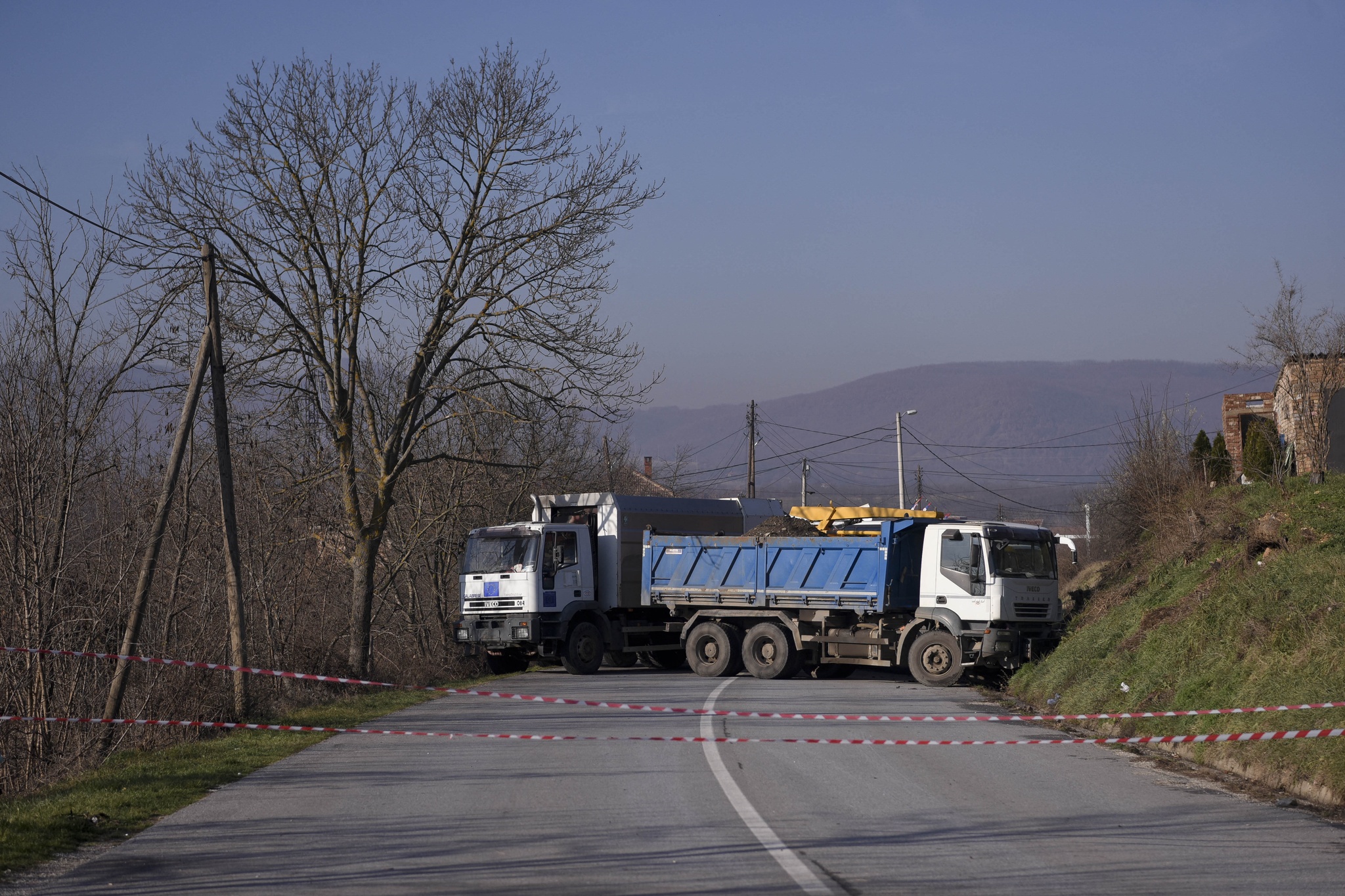 Kosovo đóng cửa khẩu biên giới lớn nhất với Serbia giữa căng thẳng - ảnh 2