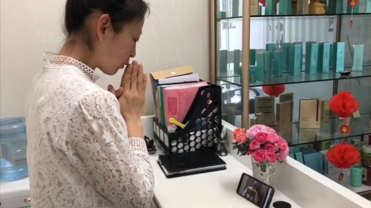 Một tín hữu Trung Quốc tham dự Thánh lễ trực tuyến trong thời đại dịch