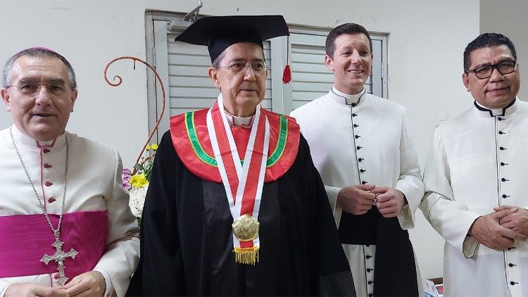 Đức Hồng Y Miguel Ángel Ayuso Guixot được trao bằng danh dự của Đại học Hồi giáo Yogyakarta ở Indonesia