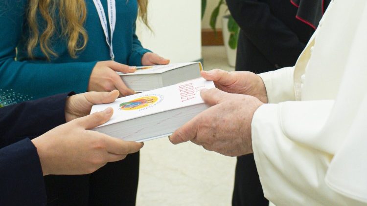 ĐTC tặng sách Kinh Thánh cho các tín hữu