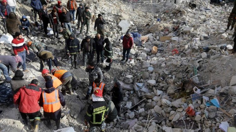 Đội cứu hộ tìm kiếm các nạn nhân và những người sống sót sau động đất ở Aleppo, Syria