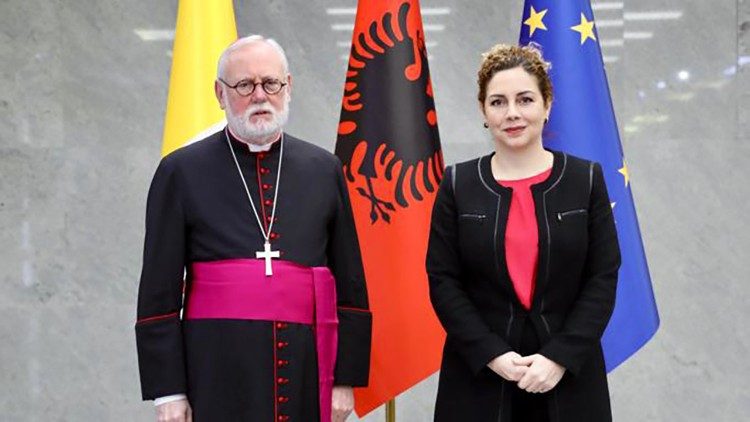Đức TGM Paul R. Gallagher, Ngoại trưởng Toà Thánh, và bà Olta Xhaçka, Bộ trưởng về Châu Âu và Ngoại giao của Albania