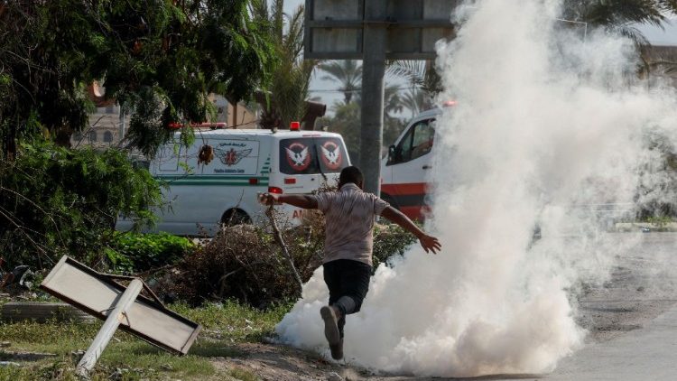 Người dân Palestines xung đột với quân lính Israel