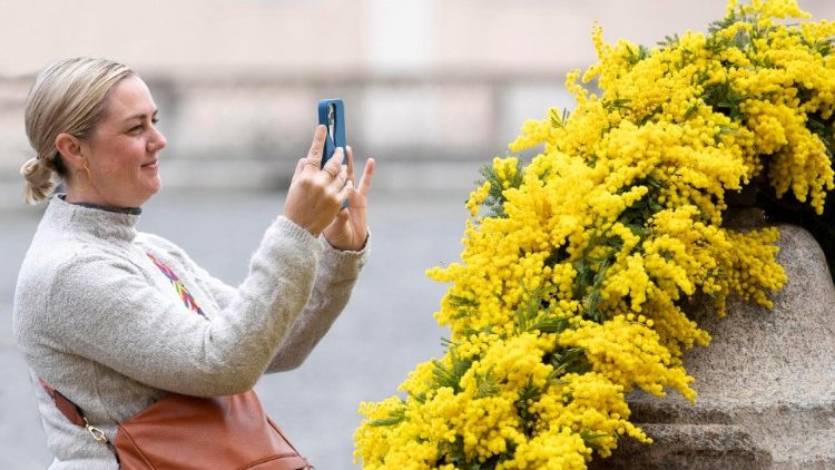 Một phụ nữ tại quảng trường thánh Phêrô ngày 8/3