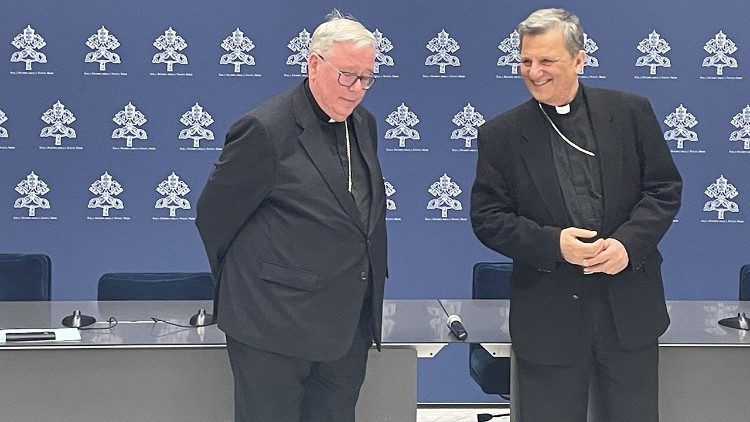 2023.04.26 I cardinali Hollerich e Grech in Sala Stampa vaticana per presentare le novità del Sinodo