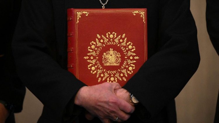 Đức TGM Anh giáo Justin Welby cầm cuốn Kinh Thánh đặc biệt sẽ được sử dụng trong lễ đăng quang của Vua Charles vào ngày 6/5/2023