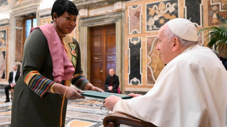Một đại sứ của một nước cạnh Vatican trình uỷ nhiệm thư