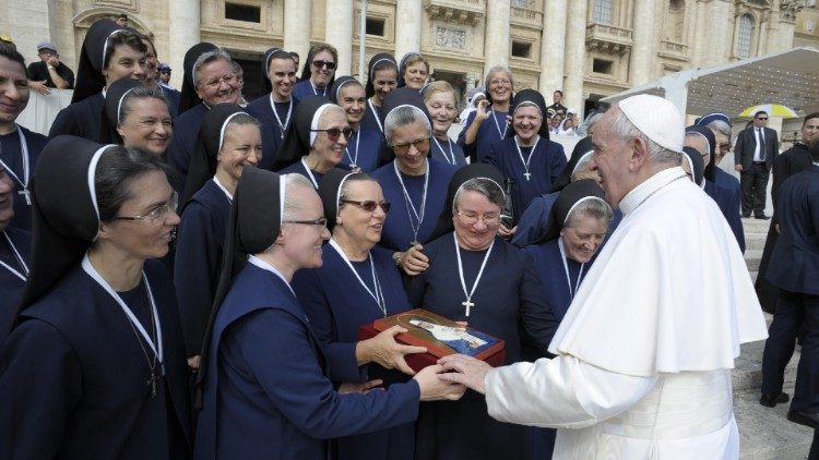 Đức Thánh Cha và các nữ tu tại Quảng trường thánh Phêrô