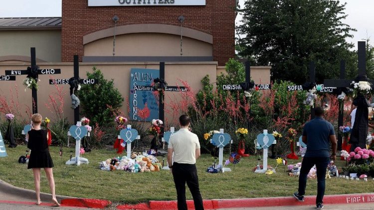 Tưởng niệm các nạn nhân của vụ xả súng