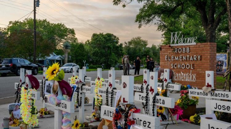Tưởng niệm 19 học sinh thiệt mạng trong vụ xả sung ở Uvalde, Texas 