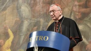 2022.11.27 Cardinale Pietro Parolin conferenza ruolo chiesa Vigevano 2022 stretto