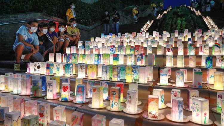 Người dân Nhật thắp nến cầu nguyện cho các nạn nhân của bom nguyên tử tại Công viên Hòa bình Nagasaki