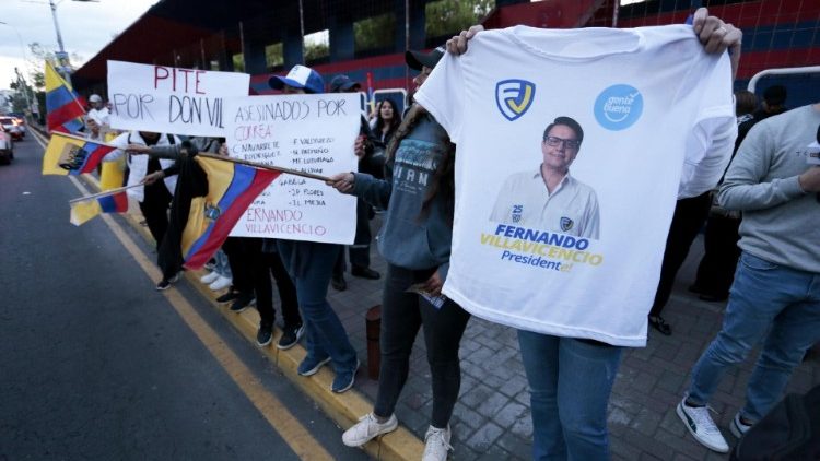 Những người ủng hộ ứng cử viên tổng thống Fernando Villavicencio, người mới bị ám sát