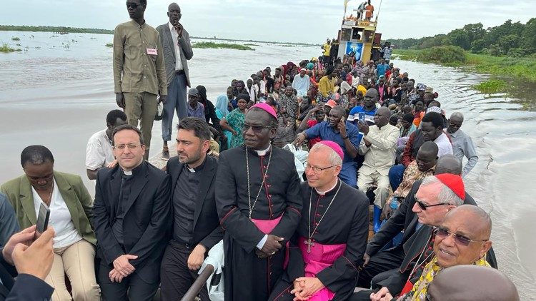 2023.08.16 Il cardinale Parolin a Malakal in Sud sudan sulla barca che trasporta i rifugiati dal Sudan