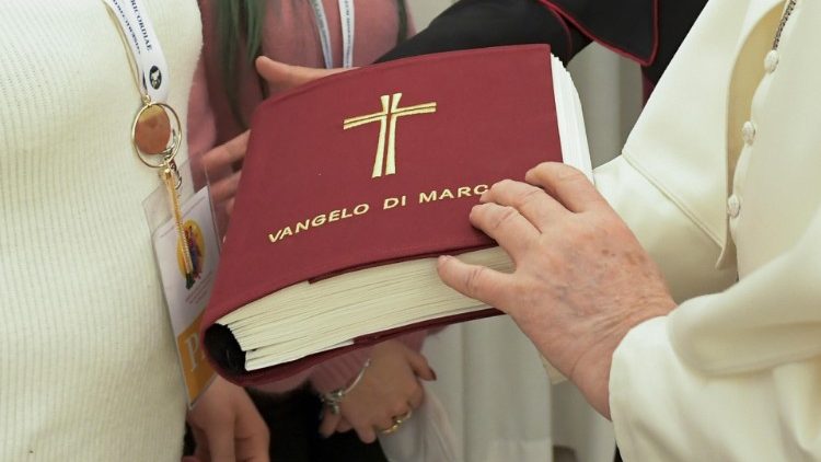 Papa: offre Bibbia a varie persone, come calciatore Pellegrini