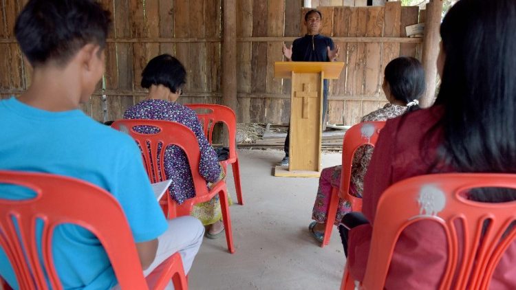 Một buổi học giáo lý trong một nhà thờ nhỏ ở Campuchia