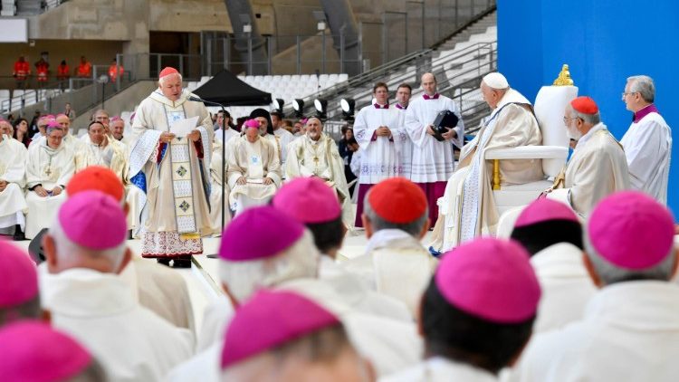 ĐTC cử hành Thánh lễ kính Đức Mẹ Canh giữ tại Sân vận động Vélodrome