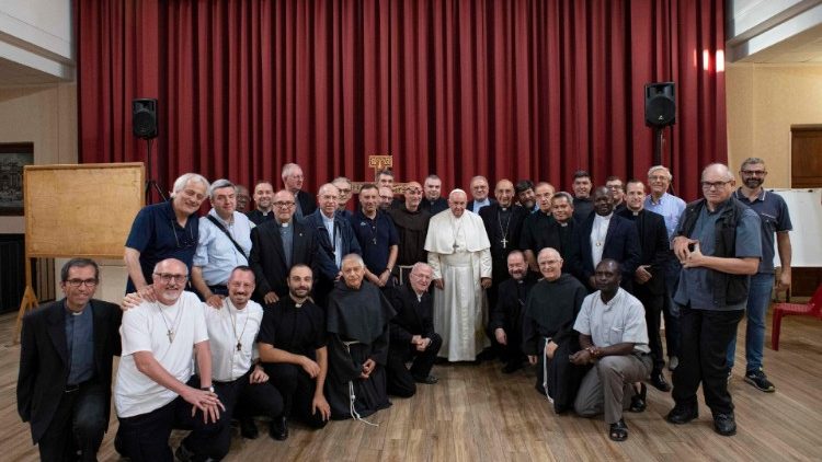 Il Papa ha incontrato 35 sacerdoti della periferia di Roma