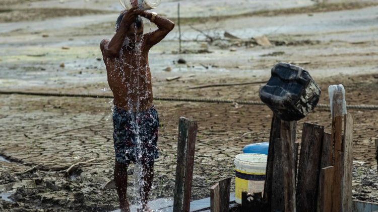 Digging wells, the desperate solution to overcome drought in the Amazon