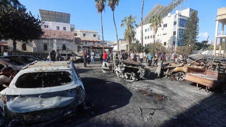 Bệnh viện Al-Ahli ở Thành phố Gaza sau khi trúng tên lửa