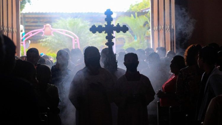Các tín hữu và linh mục trong một Thánh lễ ở Nicaragua