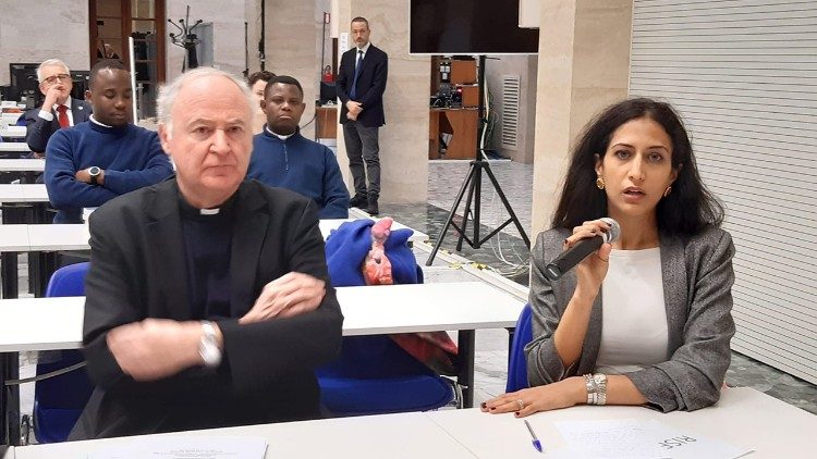 2024.01.17  dott.ssa Lujain Alqodmani, presidente della World Medical Association, e di monsignor Renzo Pegoraro, cancelliere della Pontificia Accademia per la Vita.