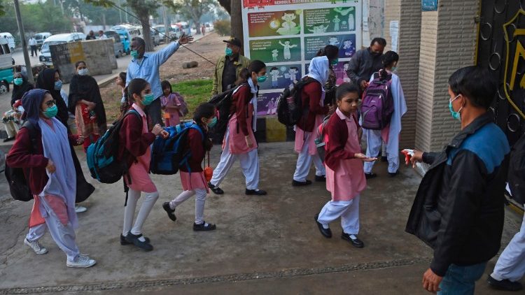 Các học sinh Pakistan