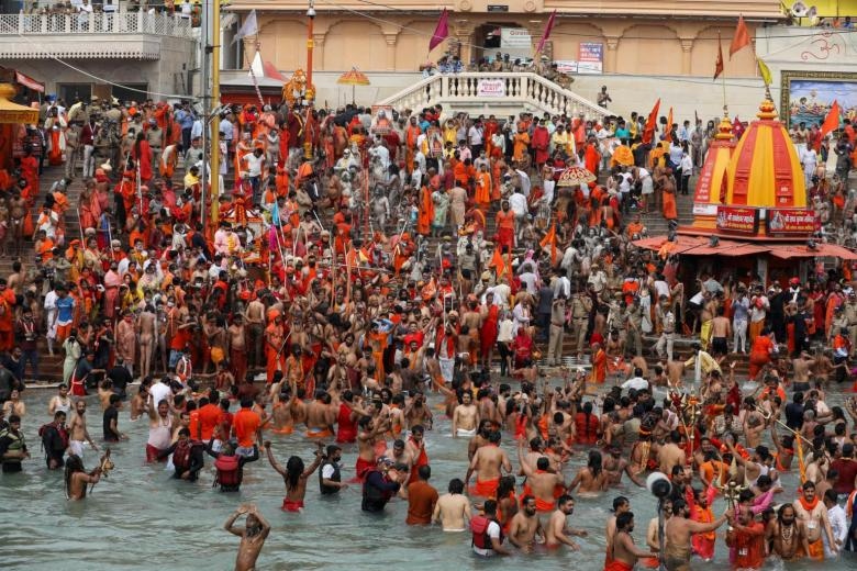 Dịch Covid-19 phức tạp, gần 1 triệu tín đồ Hindu ở Ấn Độ vẫn tắm sông Hằng  | VOV.VN
