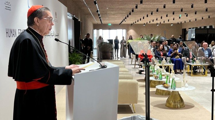 Il cardinale Miguel Ángel Ayuso Guixot ad Abu Dhabi, legge il messaggio del Papa in occasione del premio Zayed per la fratellanza umana