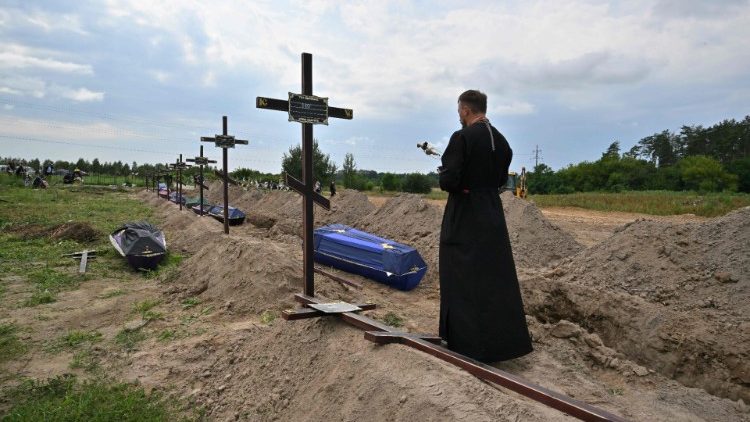 Linh mục Chính thống Ucraina cầu nguyện cho nạn nhân chiến tranh