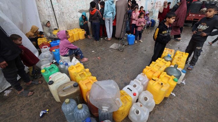 Trẻ em Palestine ở Gaza xếp hàng chờ lấy nước sạch