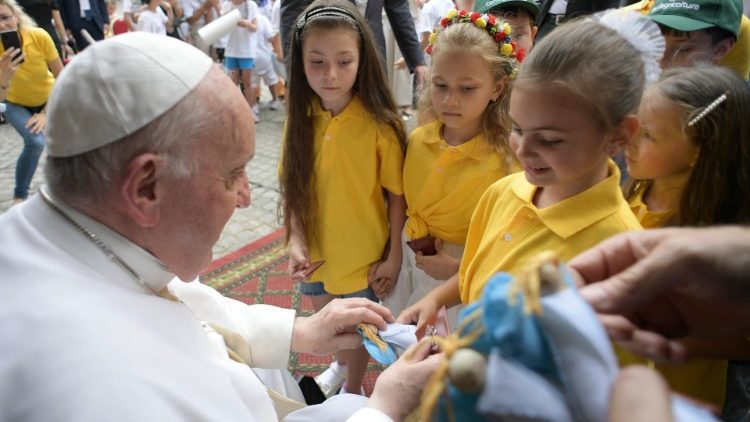 ĐTC Phanxicô và một số trẻ em tại Vatican (04/06/2022)
