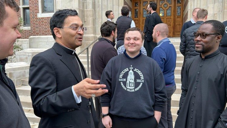 2024.03.19 Bishop Earl Fernandes with the seminarians from the Diocese of Columbus OH at the Pontifical College Josephinum_foto don Paweł Rytel-Andrianik