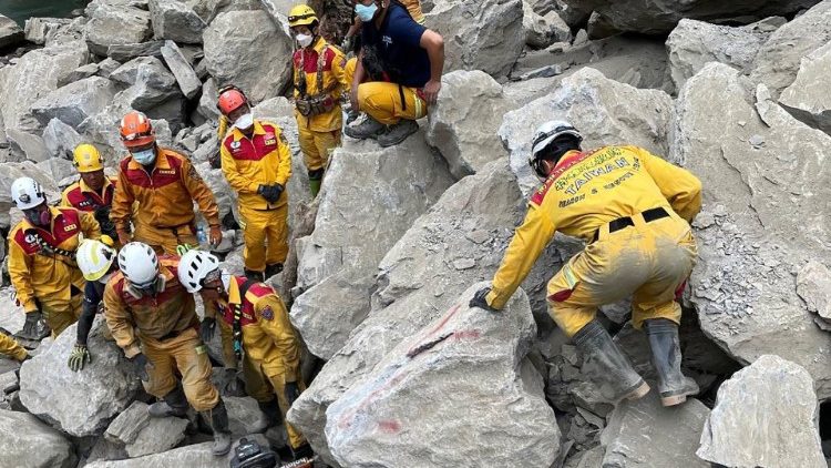 Các nhân viên cứu hộ đang tìm những người bị kẹt dưới các đống đổ nát