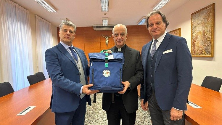 2024.01.09 Fisichella - Zaino del Pellegrino - Giubileo 2025