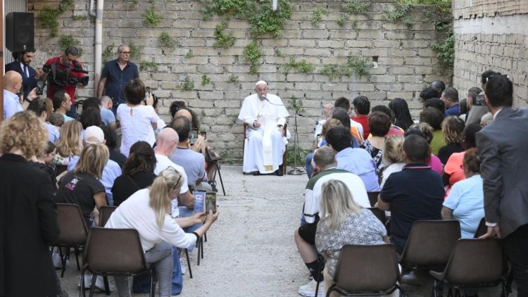 ĐTC Phanxicô gặp gỡ các gia đình của giáo xứ Thánh Brigítta ở khu phố Palmarola của Roma