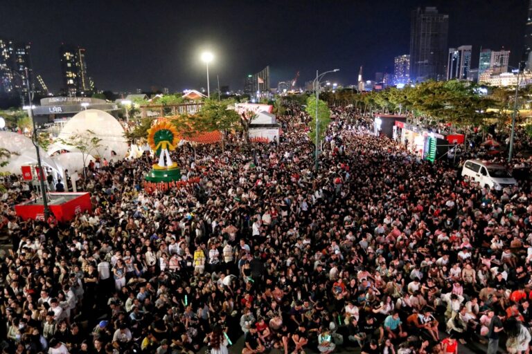 Biển người' đang ở trung tâm TP.HCM chờ ngắm pháo hoa giao thừa 2026